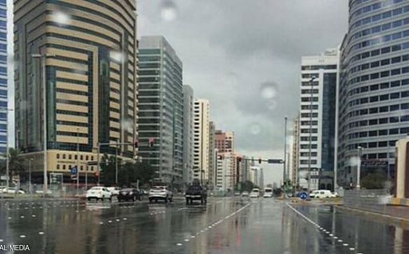 أمطار وانخفاض في درجات الحرارة بالإمارات