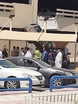 فيديو عجيب : نجاة مواطنة بعد سقوط مركبتها من مواقف جمعية مشرف