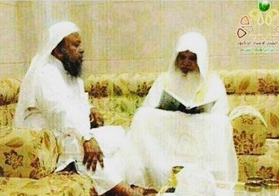 مغردون يتداولون صورة للشيخ محمد أيوب وهو يقرأ القرآن على “الحذيفي”