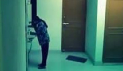 بالفيديو.. «شبح خفي » يدفع فتاة من ظهرها !