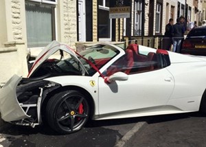 عريس يحطم سيارة سعرها 342 ألف دولار يوم زفافه