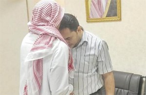 فيديو: الطلاب المسيئون لمعلمهم الوافد يعتذرون له و”يحبون رأسه”