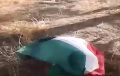 بالفيديو.. اعلامي كويتي يعرض ما فعله صعيدي بعلم الكويت ويطالب بمعرفة رقمه
