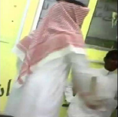 بالفيديو.. معلم خليجي يضرب تلاميذه بعصا غليظة