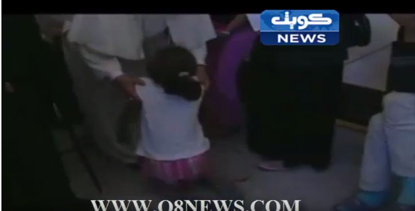 فيديو يدمي القلب: طفلة سورية تركع وتقبل قدم بابا الفاتيكان لانقاذهم من الجوع..!!!