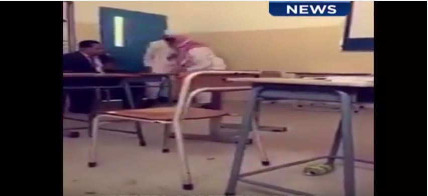 فيديو صادم : طلاب يستهزئون بمعلمهم بطريقة مهينة داخل الفصل