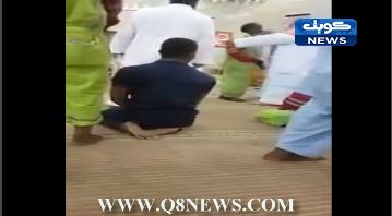 بالفيديو …عامل نظافة يتلقى خبر وفاة والده داخل المسجد