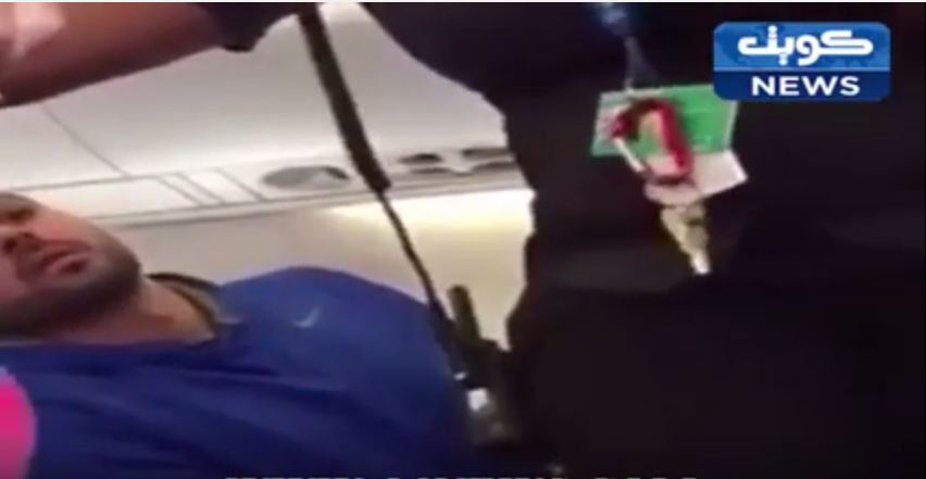 فيديو: عائلة مسلمة تطرد من طائرة يونايتد الامريكية بسبب ‘مظهرها الإسلامي’ !