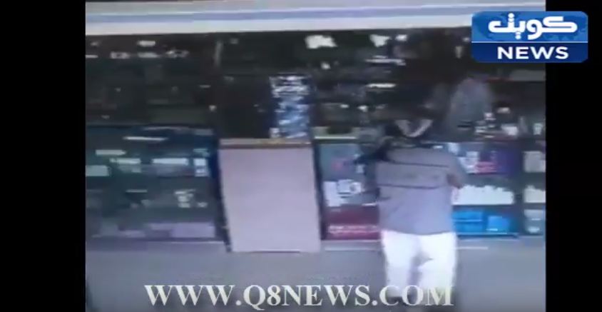 فيديو: سطو مسلح في وضح النهار .. على إحدى الصيدليات في #الرياض #السعودية