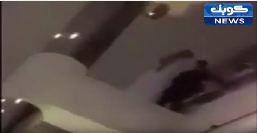 فيديو: لحظة سيطرة الأمن السعودي على المواطن الكويتي الذي حاول الإنتحار في #مجمع_الراشد بالخبر