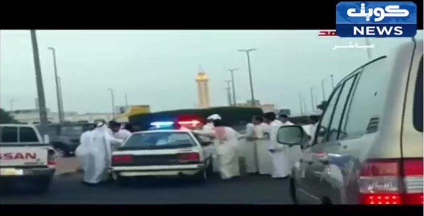 فيديو: ‫اعتداء على دورية ورجال شرطة لتمكين مخالف من الهروب !