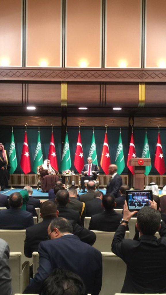 رئيس تركيا يقلد خادم الحرمين الشريفين أعلى وسام في تركيا