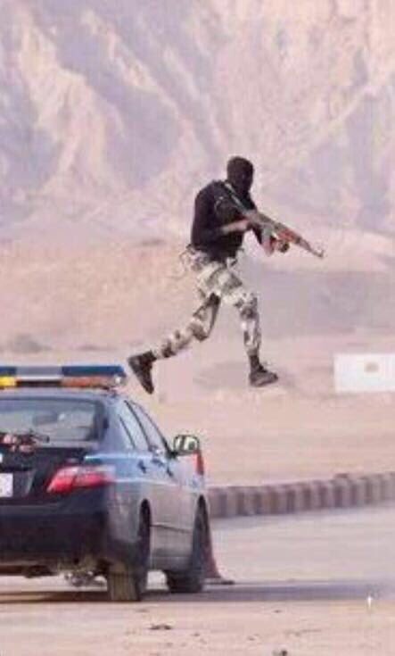 السعودية:بالصور..قفزة مذهلة بالهواء لجنديين خلال التمرين #صولة_الحق_8 تخطف الانظار