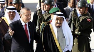 الملك سلمان يصل إلى تركيا في زيارة رسمية