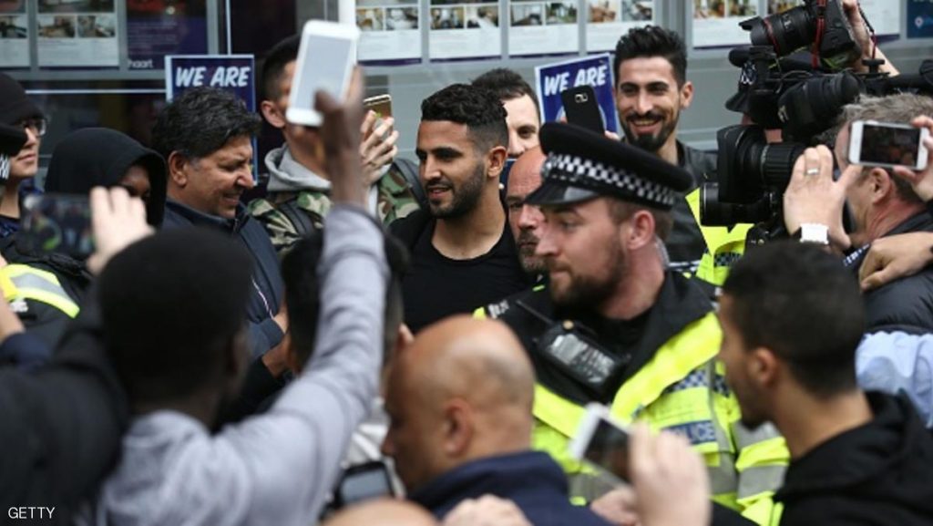 “صدقة” من رياض محرز تحول مشردا جزائريا إلى مليونير