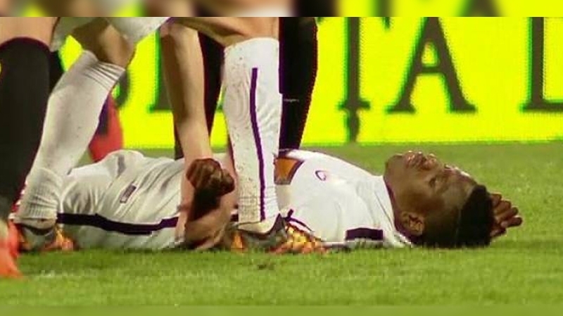 فيديو: وفاة لاعب كاميروني بـ”سكتة قلبية” أثناء المباراة