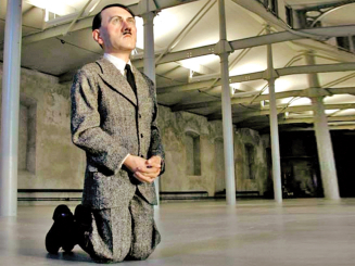 هتلر جاثياً… بـ 17.189 مليون دولار