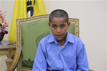 الطفل كاتب عبارة «أمي ماتت ومات معها كل شيء» ذهبوا لتكريمه.. وكانت المفاجأة !