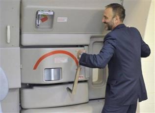 راكب يفتح باب «الطائرة» أثناء تحليقها.. ليدخن «سيجارة» !