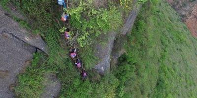 المدرسة الأكثر رعباً في العالم.. طلابها يتسلقون جبلاً للوصول إليها !