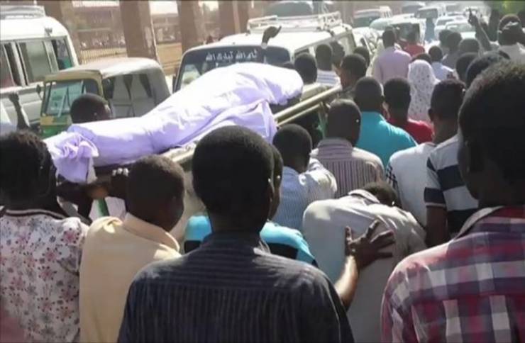 سوداني يفاجئ مشيعيه بطلب شرب الماء وهم يهمّون بدفنه