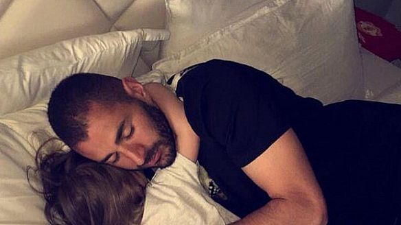 قميص مانشستر يونايتد يحرج بنزيمة مع ريال مدريد