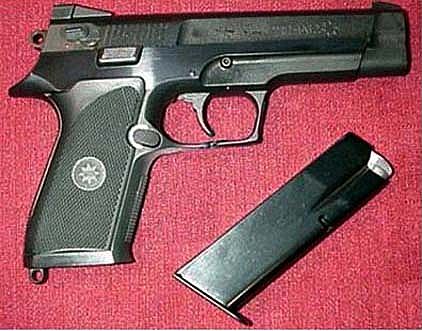 مواطن يتبرع لجمعية خيرية …بسلاح !