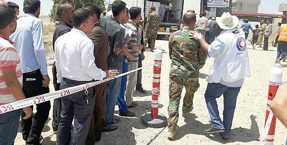 الهلال الأحمر توزع ألف سلة غذائية على أسر نازحة قرب الموصل