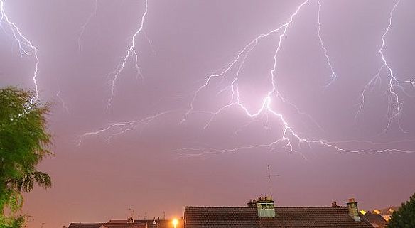 فرنسا :11 جريحا بينهم عشرة اطفال بصاعقة تضرب حديقة في باريس