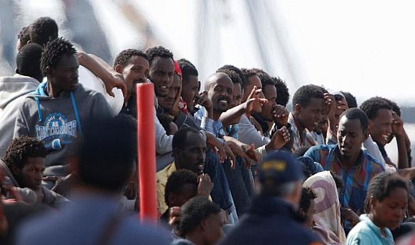 أنباء عن غرق سفينة مهاجرين قبالة إيطاليا