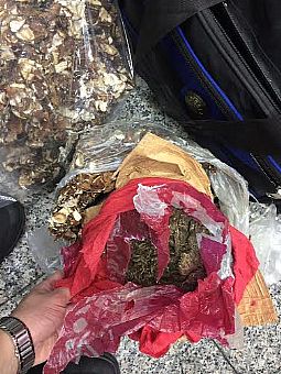 آسيوي يسقط في المطار بكيلو ونصف ماريجوانا
