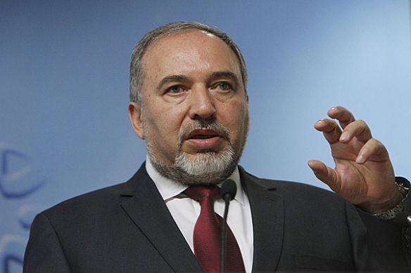 وزير الدفاع الصهيوني الجديد يعلن تأييده لحل الدولتين