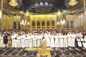 العفاسي يؤم المصلين في التراويح والقيام بمسجد الراشد بالعديلية في رمضان