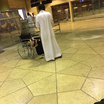 شاهد.. سعودي يتفاجأ بخادمة استقدمها “مقعدة”!