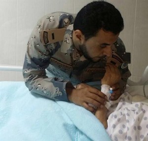 شاهد.. أم تقلد ابنها رتبته الجديدة وهي على سرير المرض بمكة
