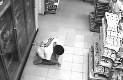 فيديو لا يصدق …لحظة تلّبس جن في داخل رجل!(ممنوع على اصحاب القلوب الضعيفة)