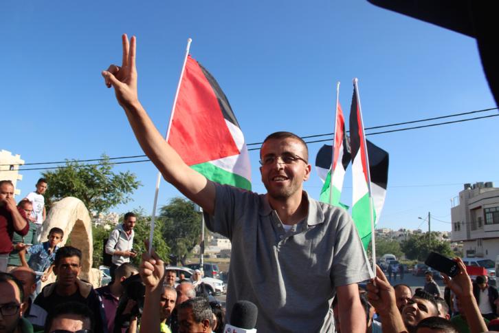 الصحفي القيق حُرًا