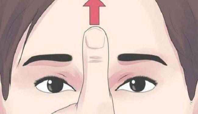 ماذا يحدث عند الضغط على المنطقة بين عينيك؟