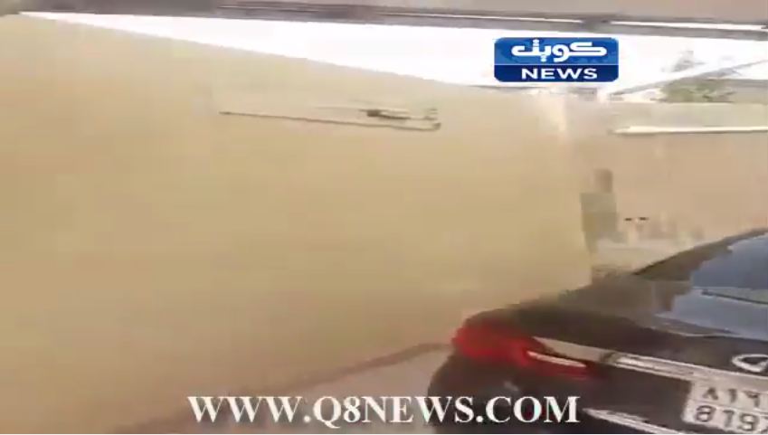 فيديو:شاهد ماذا فعل هذا المواطن الخليجي لوضع ناقته على سطح منزله !