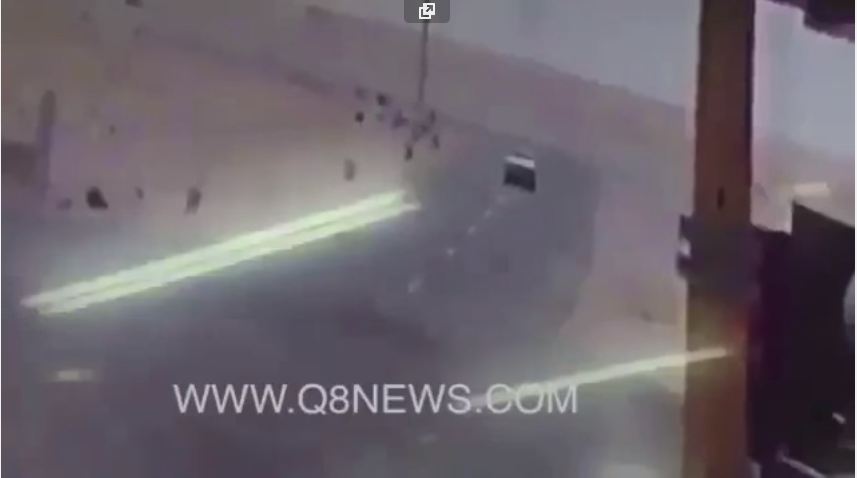 فيديو:حادث تصادم مروّع بين مركبة من نوع #شفر و جيب #لكزس على الحدود الكويتية السعودية