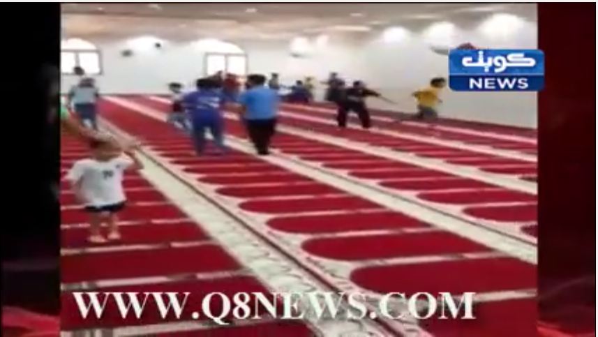 فيديو : ‫مسجد بالفراونية يتحول الى ملعب كرة‬ !!