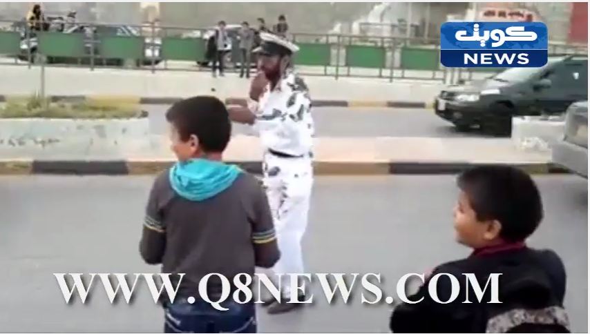 فيديو طريف: شرطي مرور ليبي يجذب الانظار بتصرفاته في الطريق