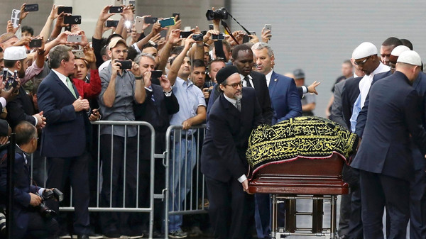 الآلاف يصلون الجنازة على جثمان محمد علي