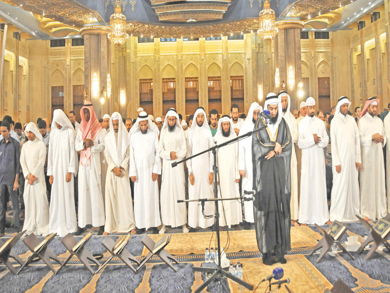 «الأوقاف»: أجواء إيمانية في الليلة الأولى من العشر الأواخر