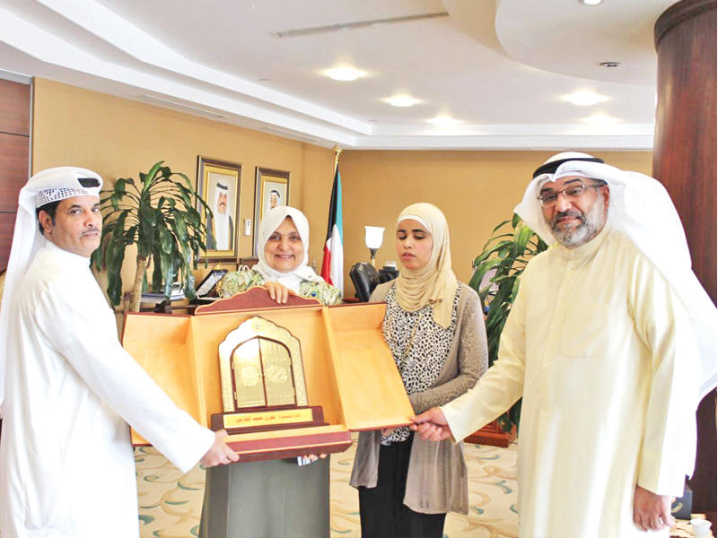 الصبيح خلال تكريمها الطالبة جوري العازمي: «ذوو الاحتياجات» يرفعون اسم الكويت