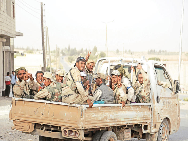 عشرات القتلى في اشتباكات عنيفة بين الحلفاء :قوات الأسد و«حزب الله» في حلب