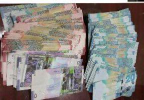 ضبط آسيوية حاولت تهريب 6 آلاف دينار في ملابسها