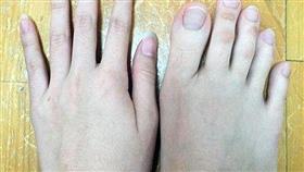 فتاة تايوانية تُحير الجميع بأصابع قدميها