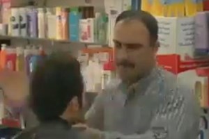 بالفيديو.. شاب ينهال ضربا على ابن عاق طرد والده ..يثير إعجاب المغردين !