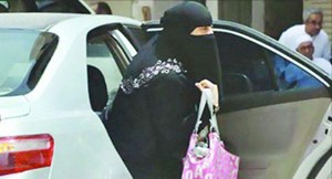 معلمة في السعودية تقرر مكافئة سائقها بعمرة وحج لهذا السبب